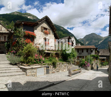 Sonogno ;, pittoresque village infesté de géraniums dans la Valle Versasca, Tessin (Suisse Italienne) Banque D'Images