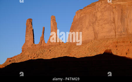 Les trois piliers à l'angle sud-est de Mitchell mesa de Monument Valley sont connus comme les trois soeurs. Cette photo a été prise peu après l'aube Banque D'Images