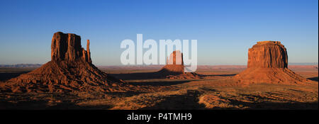 West Mitten, East Mitten et Merrick Buttes de Monument Valley Navajo Tribal Park, Utah, USA. Cette photo a été prise au coucher du Soleil le 28 mai 2018. Banque D'Images