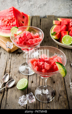 Melon d'été doux et granité à la chaux avec des tranches de melon et menthe, sur fond de marbre blanc copy space Banque D'Images