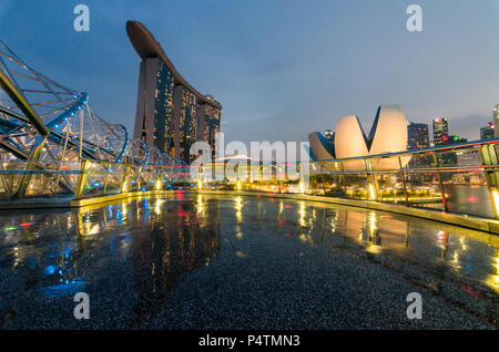 Belle heure bleue avec Singapore Art Science Museum, Marina Bay Sands Hotel et Helix Bridge. Ces bâtiments trio était devenu monument pour Singapour Banque D'Images