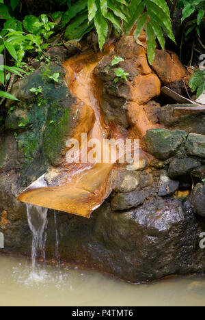 L'eau s'écoule vers le bas une diapositive à partir de sources volcaniques souterraines Banque D'Images