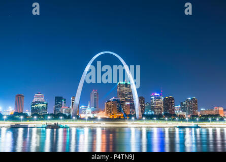 St. Louis gratte-ciel dans la nuit avec un reflet dans la rivière, st. Louis, Missouri, USA. Banque D'Images