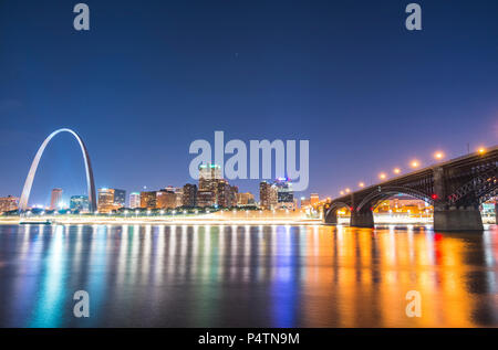 St. Louis gratte-ciel dans la nuit avec un reflet dans la rivière, st. Louis, Missouri, USA. Banque D'Images