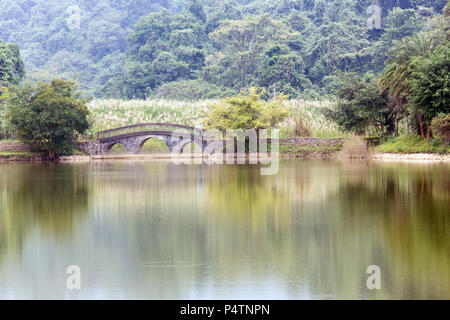 Le lac de pont et dans le parc de Cuc Phuong, Vietnam Banque D'Images