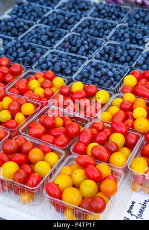 Raisin frais Tomates Raisins rouges et jaunes avec des bleuets à l'arrière-plan Banque D'Images