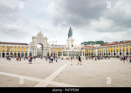 Lisbonne, Portugal - 27 août 2017 : sur le Comercio Square, Praca do Comercio sur un jour nuageux à Lisbonne, Portugal. Banque D'Images