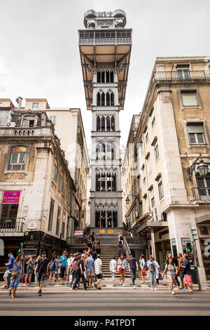 Lisbonne, Portugal - 29 août 2017 : les touristes visitant l'ascenseur de Santa Justa à Lisbonne, Portugal. La célèbre ville monument du 20e siècle. Banque D'Images