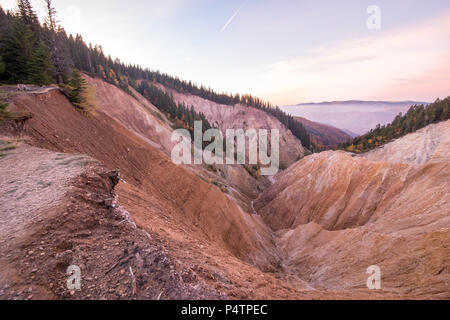 Vue du coucher de soleil sur le trou ou Ruginoasa Groapa Ruginoasa dans le sud près de la vallée sèche dans le Parc Naturel Apuseni, la Roumanie. Banque D'Images