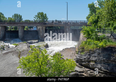 Hog's Back a été développé dans les années 1950, et il occupe une superficie de plus de 20,8 hectares. Au cours de la construction du canal Rideau (1826-1832), sur Banque D'Images