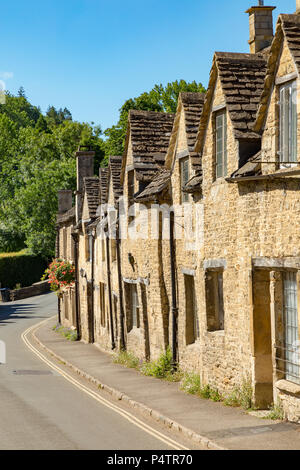 Castle Combe Wiltshire, Angleterre 22 juin 2018 scène pittoresque village de chalets dans la rue Banque D'Images