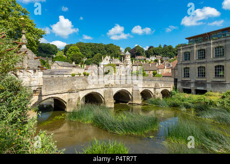 Bradford-on-Avon, Wiltshire, Angleterre 22 Juin 2018 Vue de la ville, pont franchissant la rivière Avon, avec la ville en arrière-plan Banque D'Images