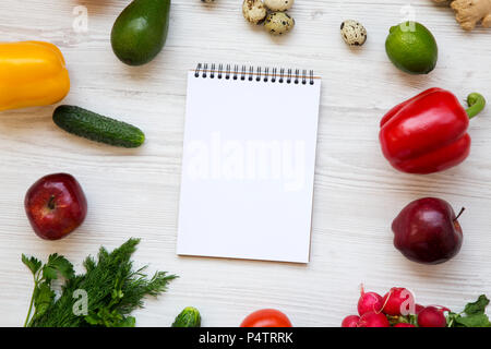 Ensemble d'aliments crus avec un ordinateur portable sur fond de bois blanc. Concept d'aliments sains. Mise à plat. Vue d'en haut. À partir de ci-dessus. Banque D'Images