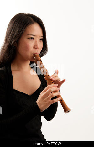 Jeune femme jouant de la soprano recorder Banque D'Images