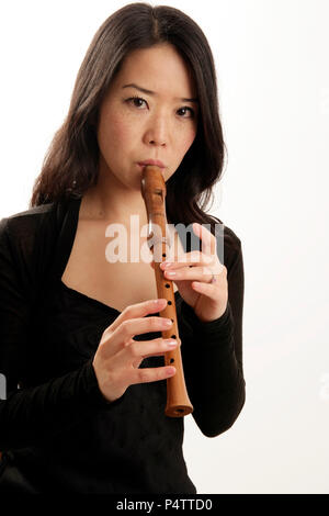 Jeune femme jouant un soprano recorder Banque D'Images