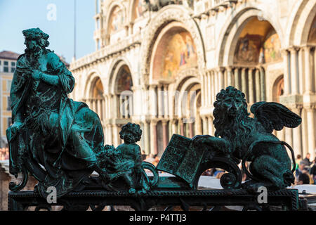 Close-up de bronzes patinés au Campanile entrée avec la basilique en arrière-plan, la Piazza San Marco, Venise, Italie. Banque D'Images