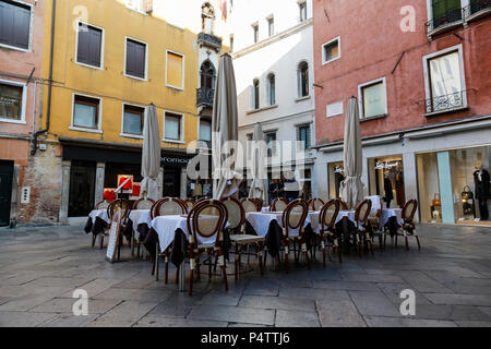 Tables et chaises vides en début de matinée, la Place San Bartolomeo (Campiello San Bartolomeo), Venise. L'Italie. Banque D'Images