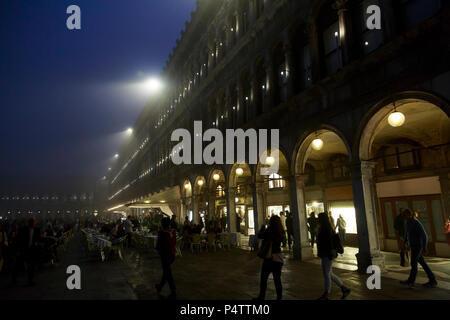 Les lumières et la foule à minuit sur la Piazza San Marco, Venise, Italie. Banque D'Images