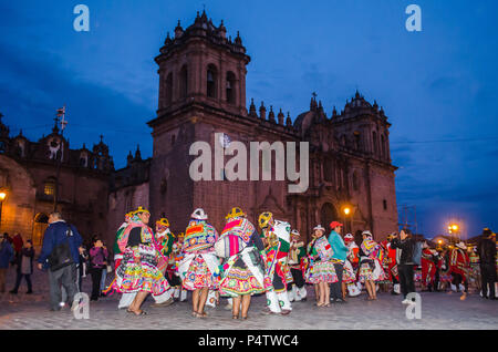 Les gens danser et jouer de la musique à Cusco Banque D'Images