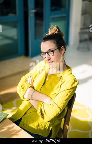 Portrait de jeune freelancer sitting at desk in her Studio Banque D'Images