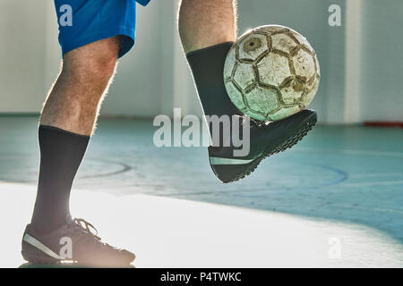 Joueur de soccer intérieur équilibrage de la boule Banque D'Images