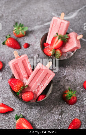Des sucettes glacées aux fraises dans des bols Banque D'Images
