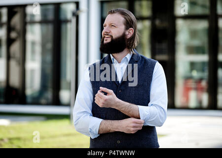 Portrait d'homme barbu regardant quelque chose Banque D'Images