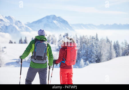 Autriche, Tyrol, randonneurs en raquettes Banque D'Images