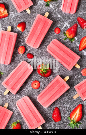 Des sucettes glacées aux fraises et fraises à l'en Banque D'Images