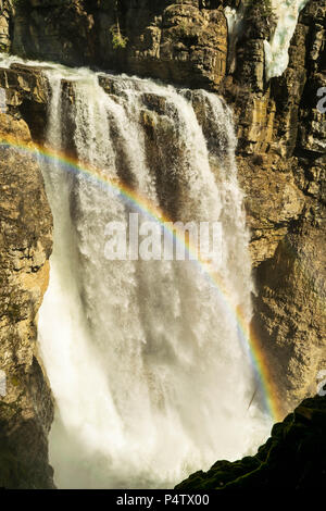 Un arc-en-ciel apparaissant à l'abaisse en chutes Johnston Canyon, parc national de Banff Banque D'Images