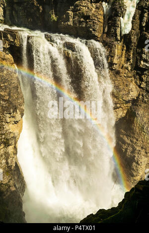 Un arc-en-ciel apparaissant à l'abaisse en chutes Johnston Canyon, parc national de Banff Banque D'Images