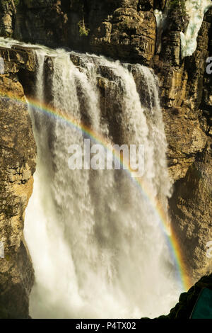 Un arc-en-ciel apparaissant à l'abaisse en chutes Johnston Canyon, parc national de Banff Banque D'Images