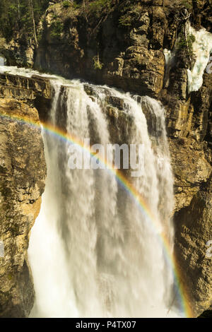 Un arc-en-ciel apparaissant à l'abaisse en chutes Johnston Canyon, parc national de Banff Banque D'Images