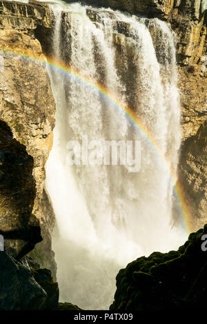 Un arc-en-ciel apparaissant à l'abaisse en chutes Johnston Canyon, parc national de Banff Banque D'Images