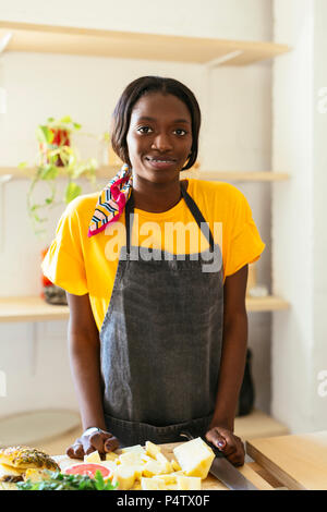 Portrait of smiling woman in kitchen Banque D'Images