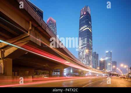 La Chine, Beijing, quartier central des affaires et trafic de nuit Banque D'Images