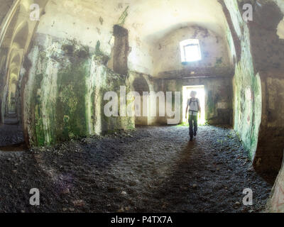 L'Italie, Lombardie, senior man in Forte di Valledrane Banque D'Images