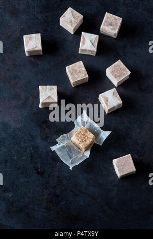 Enveloppé et déballer des cubes de sol foncé stock Banque D'Images