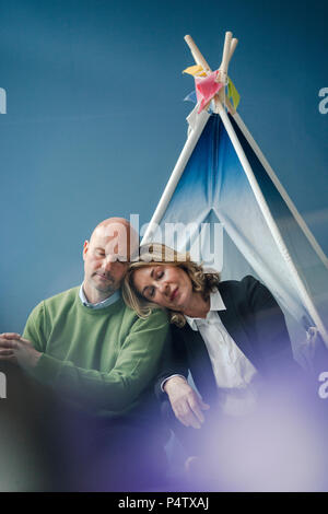 Couple fatigué dormir à l'intérieur de teepee Banque D'Images