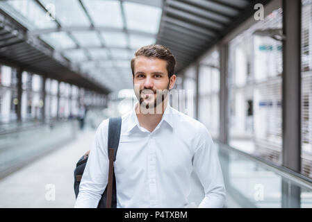 Portrait of smiling young woman sur tapis roulant Banque D'Images
