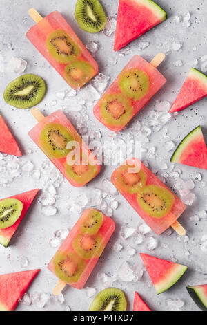 Sucettes glacées kiwi pastèque fait maison Banque D'Images