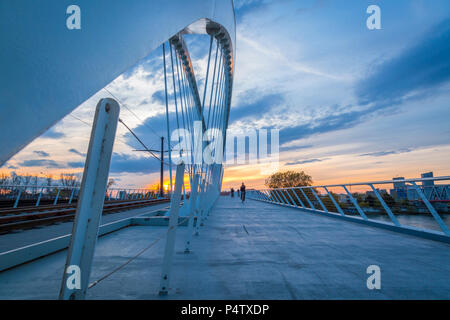 France, Alsace, Strasbourg, Passerelle des Deux Rives au coucher du soleil Banque D'Images