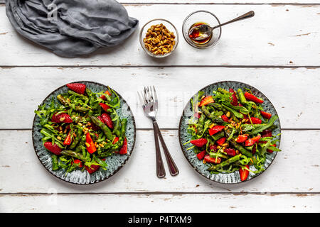 Salade d'asperges vertes, roquette, les fraises et les noix de pin Banque D'Images