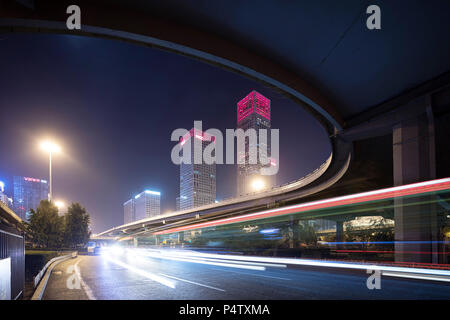 La Chine, Beijing, quartier central des affaires et trafic de nuit Banque D'Images