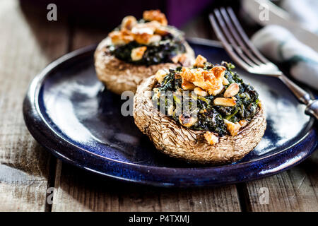 Champignons remplis aux épinards et feta, végétarien, low carb Banque D'Images