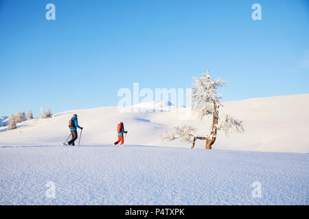 Autriche, Tyrol, couple snowshoeing Banque D'Images