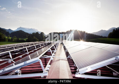 Autriche, Tyrol, Tregunc, vue arrière de la marche sur des travailleurs de l'usine solaire dans la soirée Banque D'Images