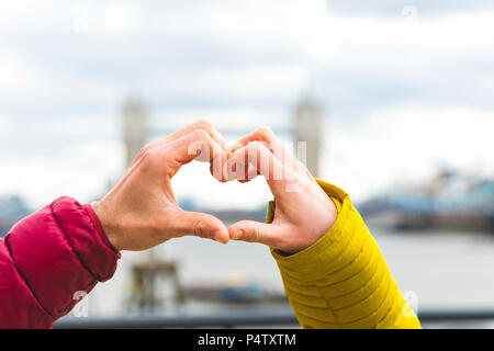 UK, Londres, mains de jeune couple amoureux formant le cœur, close-up Banque D'Images