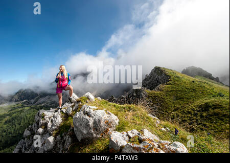 L'Autriche, l'état de Salzbourg, Filzmoos, Female hiker Banque D'Images