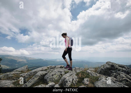 La Bulgarie, la montagne de Rila, female hiker debout sur falaise Banque D'Images